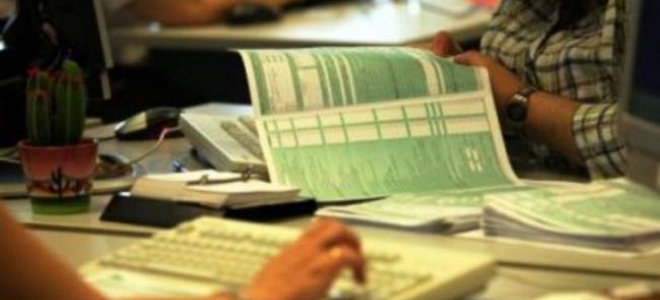 To Spiegel «αδειάζει» τους Έλληνες εφοριακούς - Media