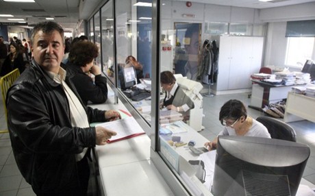 Ανίκανοι οι Έλληνες εφοριακοί, όπως γράφει το Spiegel - Media