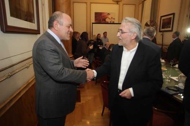 Τα «βρίσκουν» εργοδότες και εργαζόμενοι – Συμφωνία να μη γίνουν νέες περικοπές μισθών - Media