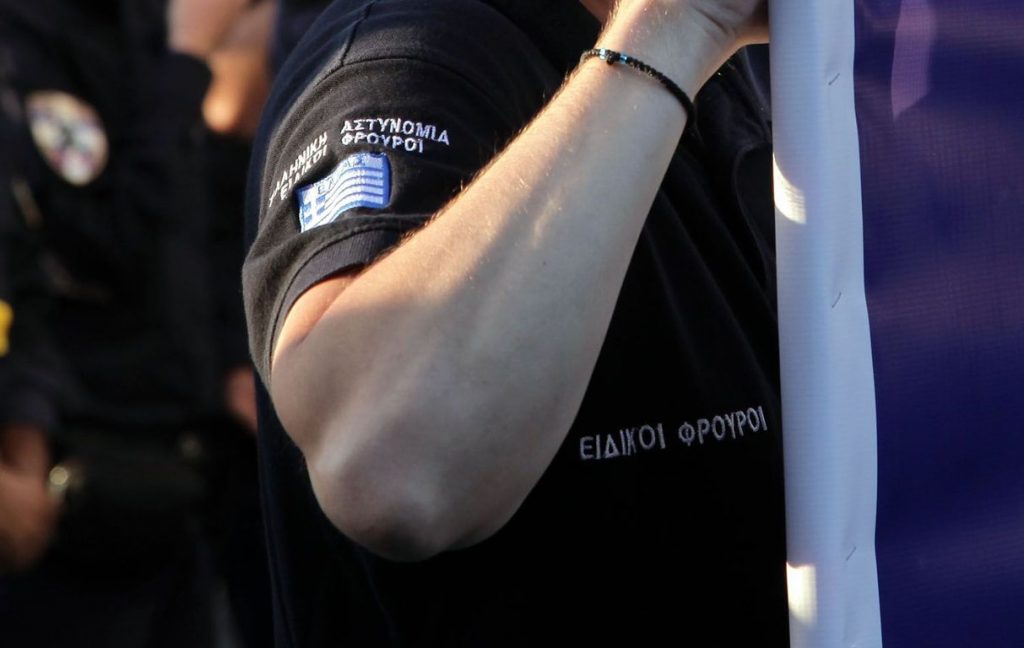 Ειδικός φρουρός συνελήφθη για εκβίαση και δωροληψία - Media