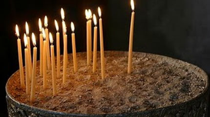 Ιερέας δεν κοινώνησε έγκυο στον 9ο μήνα γιατί είναι παντρεμένη με πολιτικό γάμο - Media