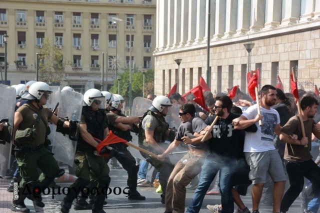 ΜΑΤ εναντίον φοιτητών στα Προπύλαια - Media