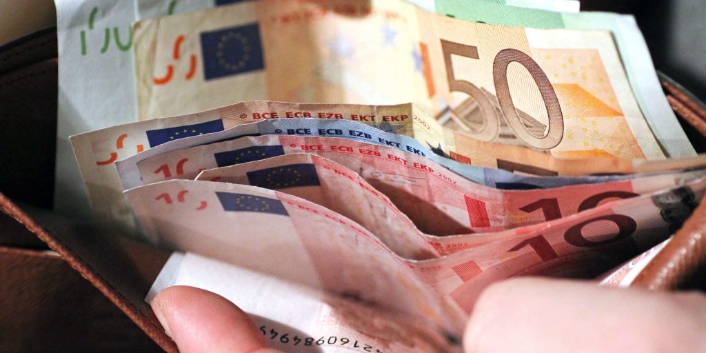 Μείωση έως και 2.000 ευρώ στην εισφορά αλληλεγγύης για υπουργούς και βουλευτές - Media