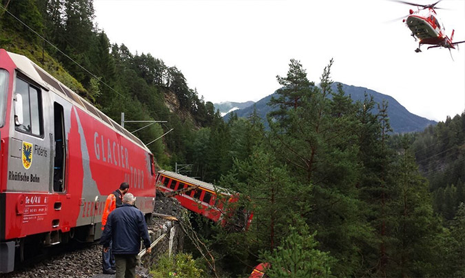 Βαγόνια κρέμονται στο κενό από εκτροχιασμό τρένου στην Ελβετία
 - Media