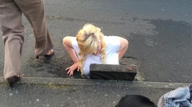 Μπήκε στο φρέατιο να πιάσει το κινητό και… σφήνωσε! - Media