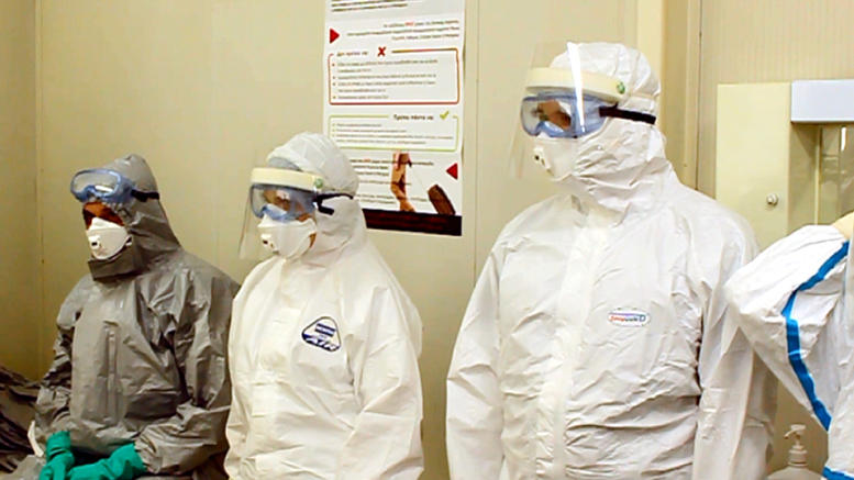 Εκτέθηκε στον Έμπολα τεχνικός που μετέφερε δείγματα του ιού - Media