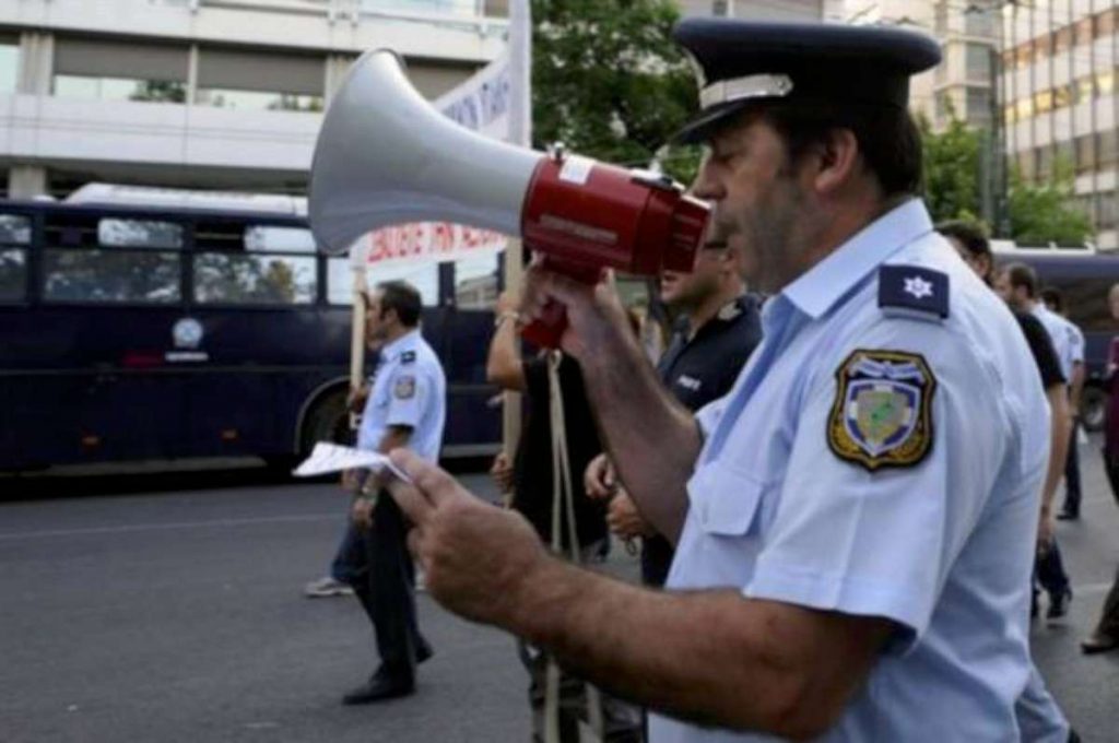 Στους δρόμους κατεβαίνουν οι ένστολοι - Media