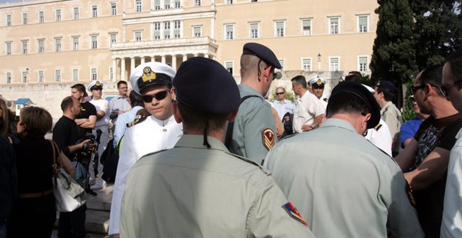 Μηνιαίο επίδομα 100 ευρώ για στρατιωτικούς, αστυνομικούς και πυροσβέστες - Media