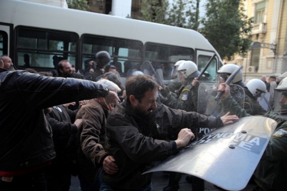 Τριάντα πέντε συλλήψεις για τα επεισόδια στο υπουργείο Εργασίας - Media