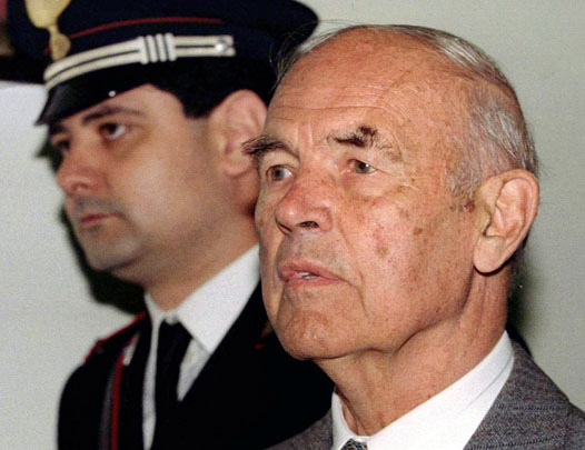 Ο άταφος ναζί εγκληματίας - Media