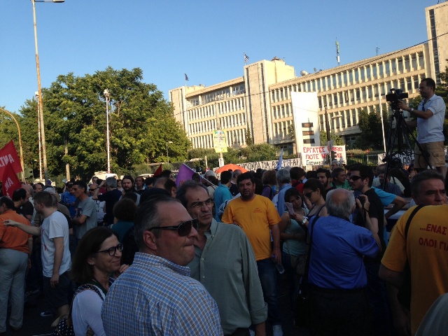 Συγκέντρωση έξω από το Ραδιομέγαρο της ΕΡΤ (Photos & Videos) - Media