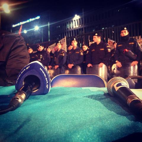 ΕΡΤ: Δελτίο ειδήσεων μπροστά από τα ΜΑΤ - Δείτε Live - Media