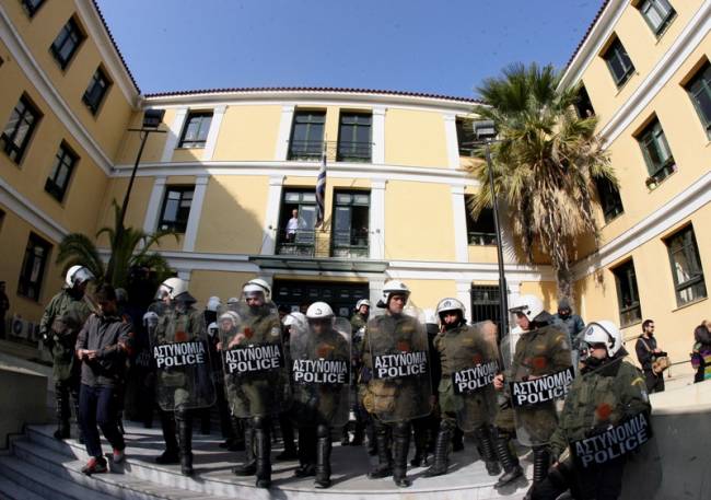 Παραδόθηκε καταζητούμενος για τη Χ.Α. - Media