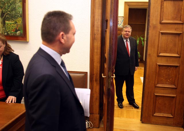 Η επικίνδυνη σχέση Στουρνάρα – ΠΑΣΟΚ  - Media