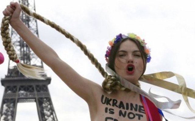 Γυμνόστηθες έξω από τον Πύργο του Αϊφελ διαμαρτυρήθηκαν οι Femen - Media