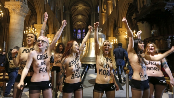 Αποχαιρετούν τον Πάπα γυμνόστηθες οι Femen - Media
