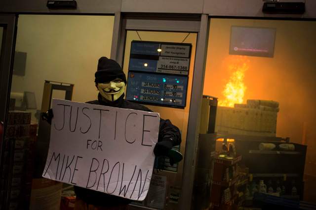 Έκρηξη οργής στο Φέργκιουσον - Δεν θα δικαστεί ο αστυνομικός που σκότωσε τον μαύρο έφηβο Μάικλ Μπράουν - Media