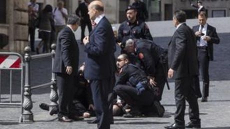 Δύο τραυματίες από πυροβολισμούς έξω από την ιταλική Βουλή - Media