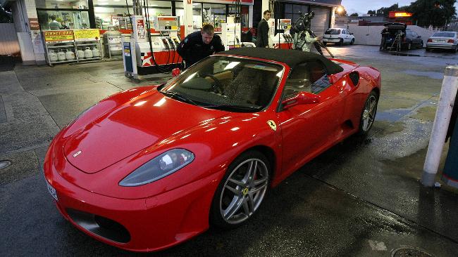 Διευθυντής – γιατρός με Ferrari και ιδιωτικό αεροπλάνο, δεν είχε καν πτυχίο ιατρικής - Media