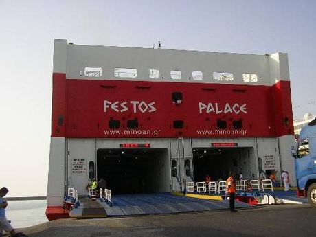 Προσέκρουσε το «Φαιστός Παλάς» στο λιμάνι του Ηρακλείου - Media