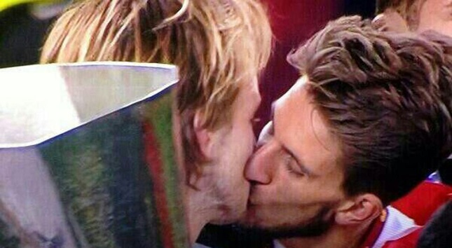 Πήραν το Europa League και… φιλήθηκαν στο στόμα! - Media