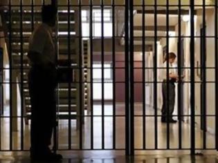 Νυχτερινή διαμαρτυρία στις γυναικείες φυλακές Κορυδαλλού - Media