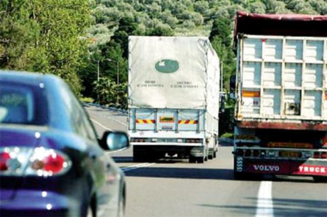 Σε καρότσες φορτηγών «φόρτωναν» μετανάστες - Media