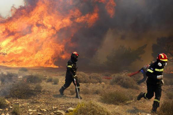 Πυρκαγιά μαίνεται στην Ιεράπετρα - Media