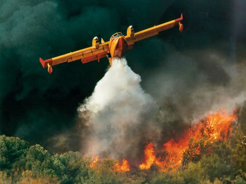 Δυο πυροσβέστες τραυματίστηκαν κατά τη διάρκεια κατάσβεσης πυρκαγιάς  - Media