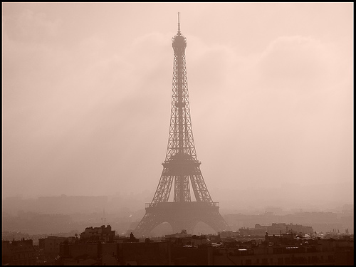 Αποπνικτική η ατμόσφαιρα στο Παρίσι από διαρροή αερίων - Media