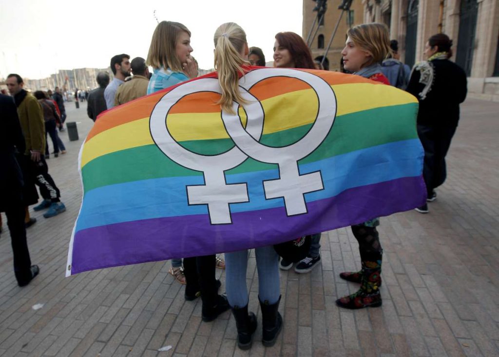 Γαλλία: «Οριστική» νομιμοποίηση των γάμων ομόφυλων ζευγαριών - Media