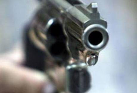 Πυροβολισμοί στα Εξάρχεια - Σφαίρα διαπέρασε παρμπρίζ ΙΧ - Media