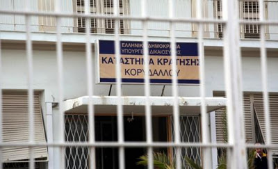 Ναρκωτικά και κινητά «πέταξαν» στον Κορυδαλλό - Media