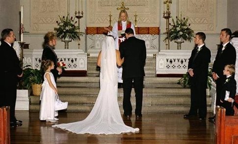 Οι χαμένες φωτογραφίες ενός γάμου - Media