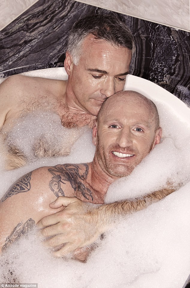 Ο τέως αρχηγός της Εθνικής ράγκμπι της Ουαλίας, απολαμβάνει το μπάνιο του με τον σύντροφο της ζωής του - Media