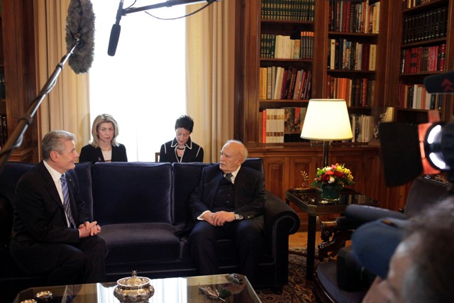 Ένωση Φωτορεπόρτερ Ελλάδος: Μόνο Γερμανοί φωτορεπόρτερ επιτράπηκε να καλύψουν την επίσκεψη Γκάουκ - Media