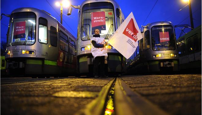 H φράου Μέρκελ μαθαίνει τι εστί απεργία
  - Media