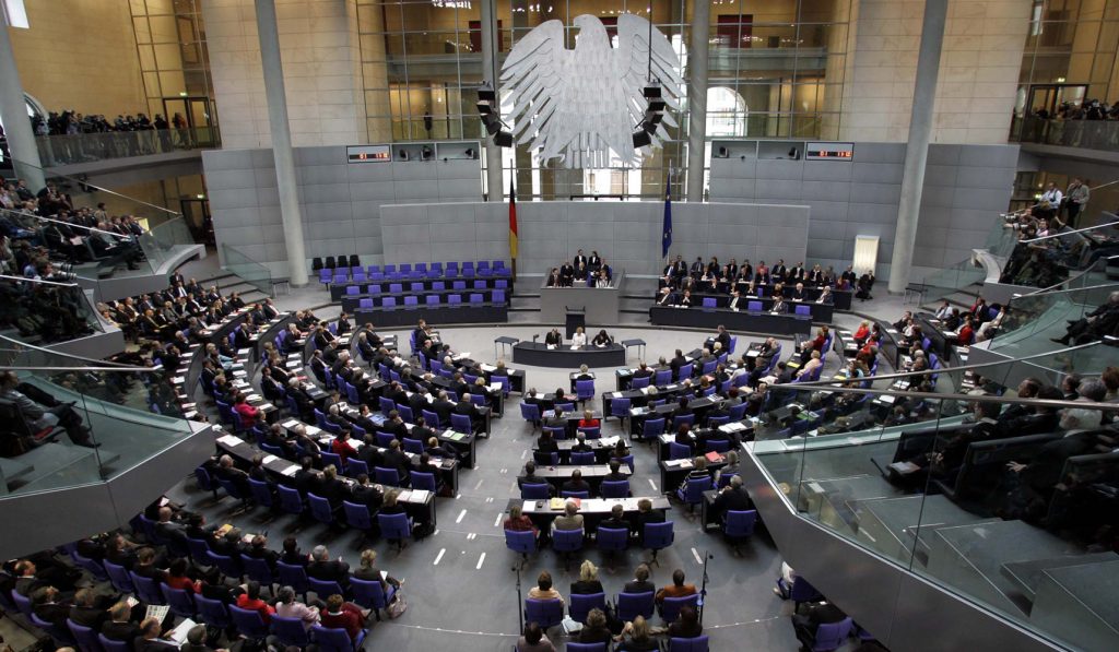 Επιτέθηκε στην Μέρκελ τραγουδώντας στη Βουλή την… Πίπη Φακιδομύτη - Media
