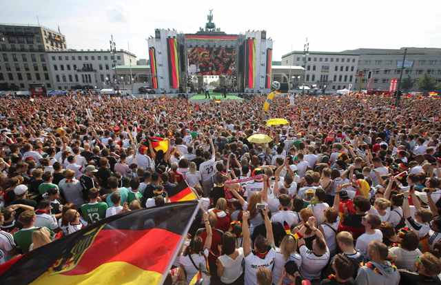 «Βουλιάζει» το Βερολίνο στην υποδοχή της Εθνικής Γερμανίας – Δείτε live εικόνα  - Media