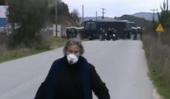 Γιαγιά της Ιερισσού τραγουδάει στα ΜΑΤ - Media