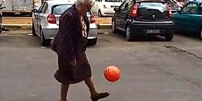 Η μπάλα χρόνια δεν κοιτά (Video) - Media