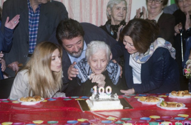 Θεσσαλονίκη: Πάρτι –έκπληξη για μια γιαγιά που έκλεισε τα 100!(Video+ ΦΩΤΟ) - Media