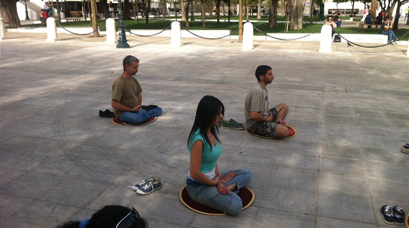 Γιόγκα... διαμαρτυρίας στο Σύνταγμα κατά του Κινέζου πρωθυπουργού - Media