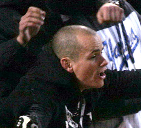 Ο γιος του Μπαλτάκου πλακώθηκε στο ξύλο με χρυσαυγίτες βουλευτές (Video) - Media