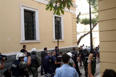 Mαχαίρωσαν γραμματέα του Πρωτοδικείου Αθηνών - Media
