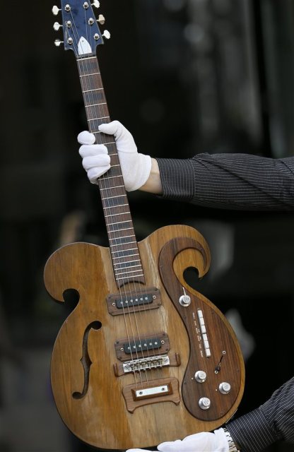 Σπάνια κιθάρα των Μπιτλς βγαίνει σε δημοπρασία - Media