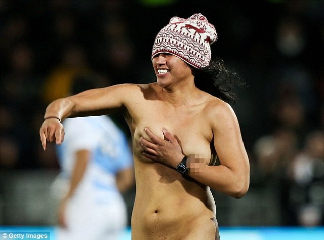 Η γυμνή εισβολέας που… ξεσήκωσε ένα γήπεδο ράγκμπι (Video) - Media