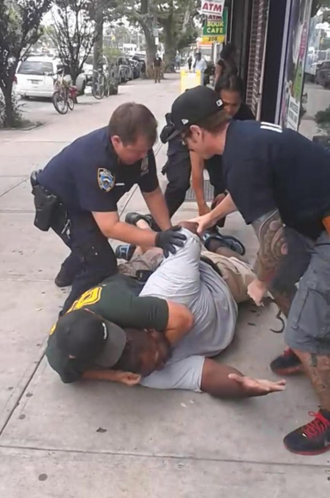 Νέα Υόρκη: Αστυνομικοί έπνιξαν μαύρο μικροπωλητή (Σκληρό βίντεο) - Media