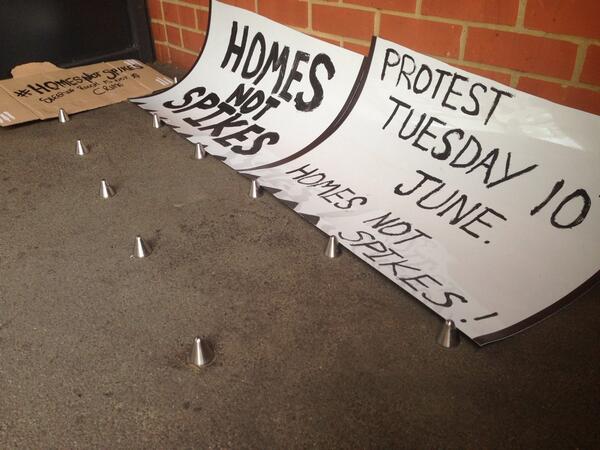 Θύελλα αντιδράσεων για τα καρφιά που διώχνουν άστεγους - Media