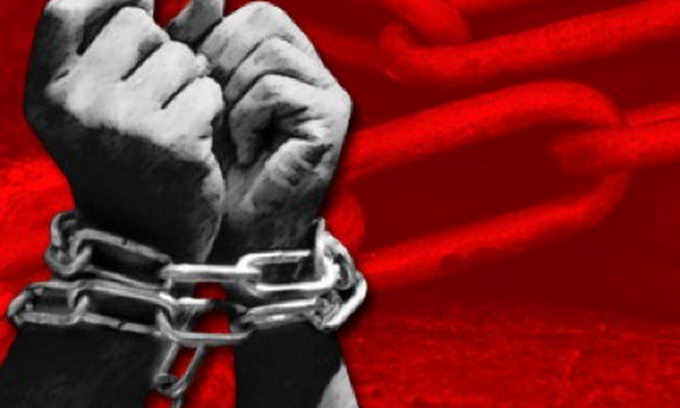 Σύγχρονη δουλεία στις ΗΠΑ: Με φίδια, ιγκουάνα και πίτμπουλ απειλούσαν μάνα και κόρη - Media